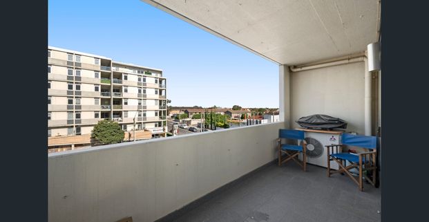 Stylish Apartment on the Edge of Thornbury - Photo 1