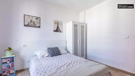 Single Bed in Room in a shared 7-bedroom apartment for rent in Mestalla perfect for professionals or students - Photo 3