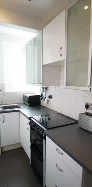 1 bedroom flat in Cureton Street - Photo 2