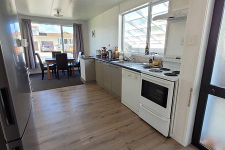 Warm and tidy 3 bedroom home in a great location! - Photo 3