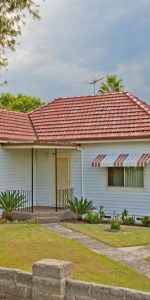 3 BEDROOM FAMILY HOME - Photo 3