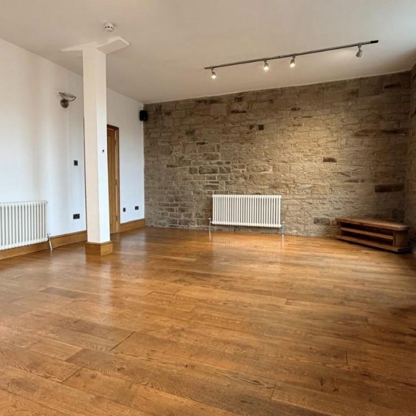 2 bedroom Flat To Let - Photo 1