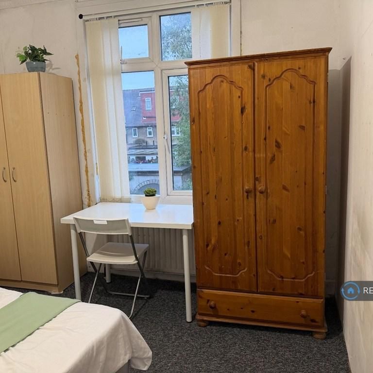 1 bedroom in a house share to rent - Photo 1