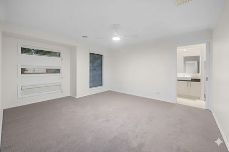 53 Featherstone Avenue, Glenroy NSW 2640 - House For Rent | Domain - Photo 4