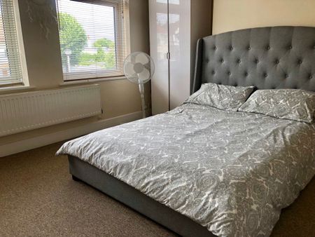 CHRISTCHURCH ROAD, IIFORD (P00335) - Photo 2