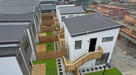 Stunning Four Bedroom Townhouse - Photo 3