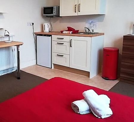 1 bedroom in a house share to rent - Photo 2