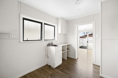 This spacious four-bedroom, single-bathroom home on Wall Street offers modern comfort and unbeatable convenience. - Photo 5