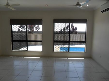 Spacious 4-Bedroom Family Home Near the Beach! - Photo 4