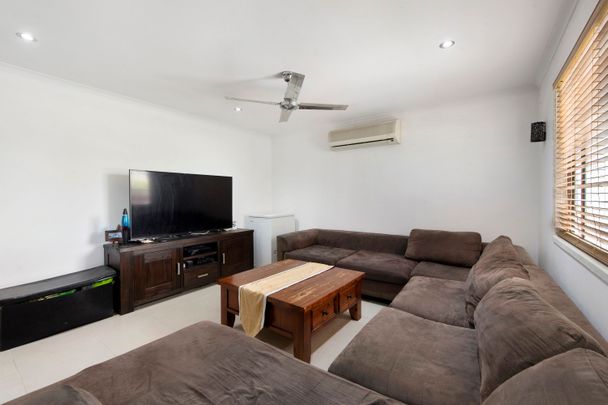 Stylish Furnished One Bedroom Unit - Photo 1