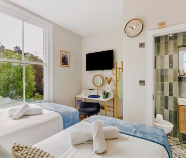 City Living Refined: Studio with Full Kitchen - Photo 2