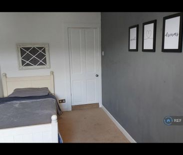 4 bedroom semi-detached house to rent - Photo 5