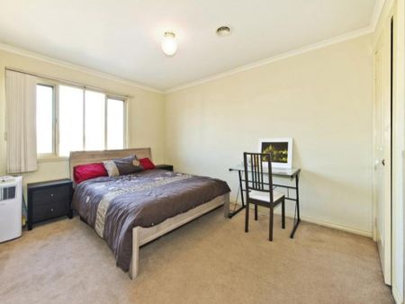 TOWNHOUSE CLOSE TO PRESTON - Photo 3