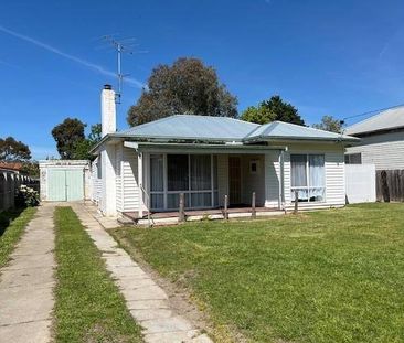 COZY THREE BEDROOM COTTAGE IN GREAT LOCATION! - Photo 1