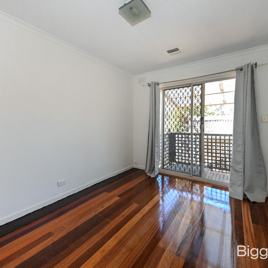Refreshed & Ready to Impress: 3-Bedroom Delight in Mount Waverley! - Photo 1