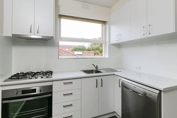 ONE BEDROOM APARTMENT IN PERFECT LOCATION! - Photo 1