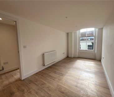 A lovely, modern, two bedroom flat close to the train station and c... - Photo 6