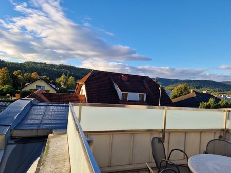 HELLE OBERGESCHOSSWOHNUNG MIT TERRASSE UND ÜBERDACHTEM PARKPLATZ - Foto 2