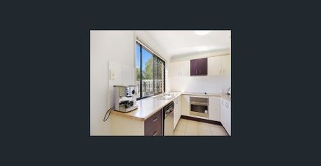 Massive 3 Bedroom Townhouse with double garage - Photo 5