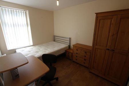 3 bedroom flat to rent - Photo 4