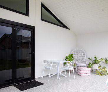 4 Middle Street, Caves Beach NSW 2281 - House For Rent | Domain - Photo 6