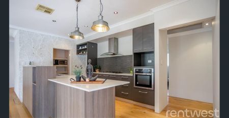 SPACIOUS FAMILY LIVING WITH STYLE & COMFORT! - Photo 5