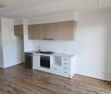 Stylish 2-Bedroom Townhouse - Photo 4