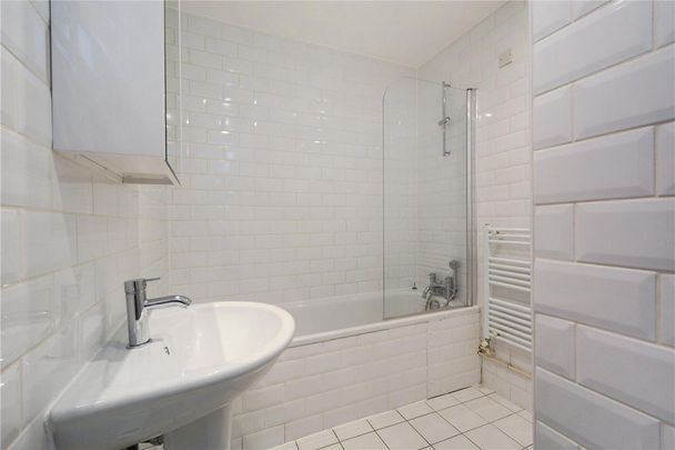 2 bedroom flat in Highbury - Photo 1