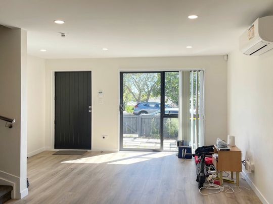 Near new modern 2-Bedroom Townhouse - Prime Location! - Photo 1