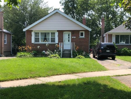 For Lease - 27 Fairfax (main floor) Crescent, Toronto, Ontario - Photo 2