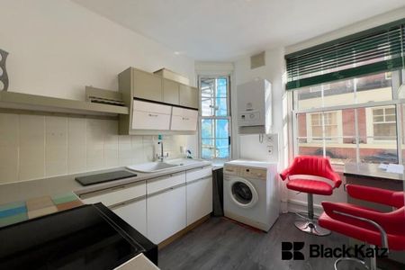 Bright and Spacious Three Bedroom Apartment in the Heart of London Bridge - Photo 4