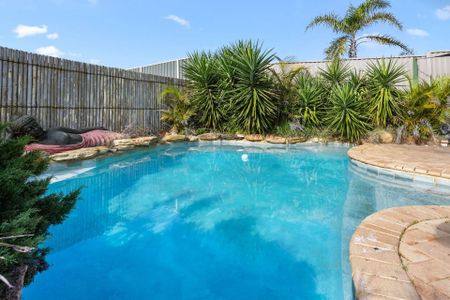 Spacious Family Home with Versatile Living Areas in Elevated Cul-De-Sac Location - Photo 2
