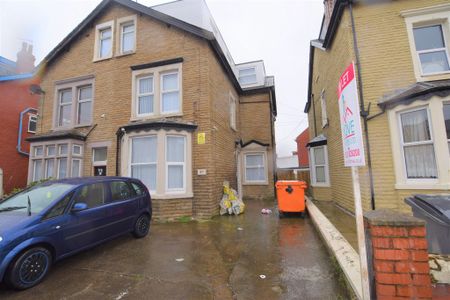 To Let 1 Bed Apartment - Photo 2