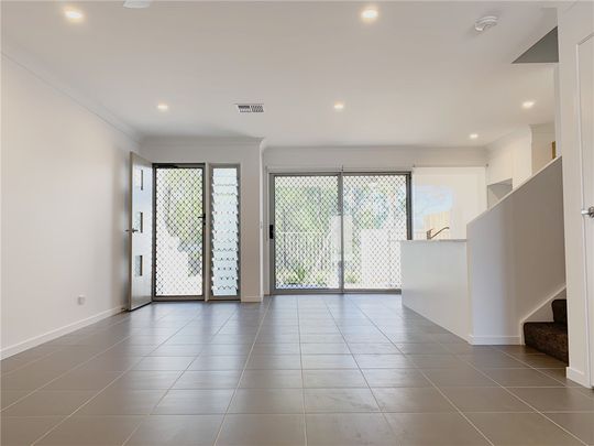 Near New LUXURY 3 BEDROOM TOWNHOUSE WITH DUCTED AIR CONDITIONING - Photo 1