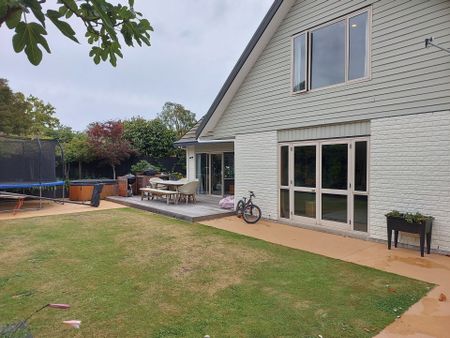 5 bedroom 3 bathroom family home - Photo 3