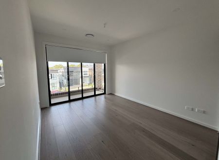 Brand New Luxury Living&excl; - Photo 4