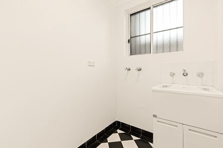 Stunning Two Bedroom Apartment - A Perfect Lifestyle - Registered Car Space - Photo 3