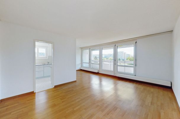 Lovely bright apartment with good public transport links - Photo 1