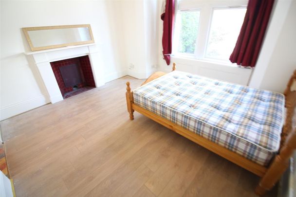 Madeley Road, London - Photo 1