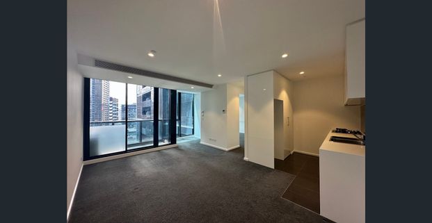 Fantastic One Bedroom Apartment with White Goods&Motorised Blinds in an Elegant Building - Photo 1