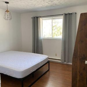 Grand 3 1/2 + espace bureau au rez-de-chaussée, WIFI inclus, 2 espaces stationnement - Photo 2