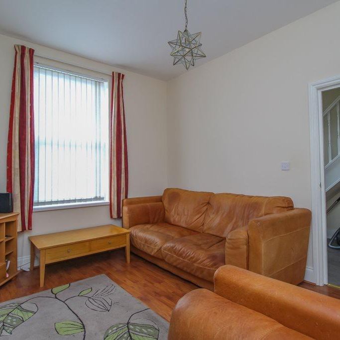 4 bedroom end of terrace house to rent - Photo 1