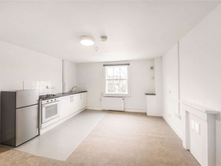 A fantastically located studio flat with shared bathroom facilities. - Photo 3