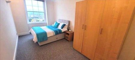 Large 1-Bedroom Top-Floor Apartment on Royal York Crescent. - Photo 3