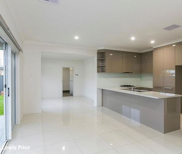 Luxurious & Contemporary Family Delight - Photo 4
