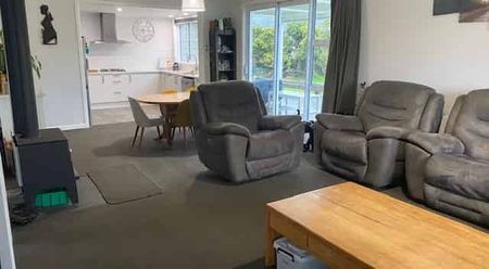 Fully Renovated 4 Bedroom! - Photo 3