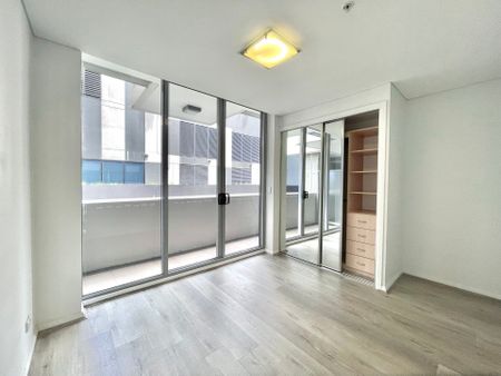 Modern 1 bedroom plus study apartment located in the heart of Zetland area. - Photo 4