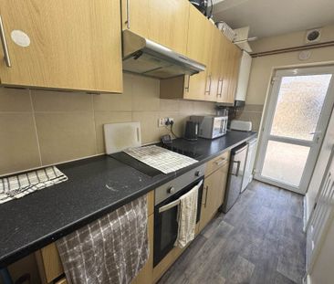 Price £500 pcm - Available Now - Furnished - Photo 6