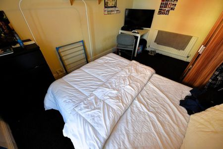 2 bedroom House in Hyde Park, Leeds - Photo 4