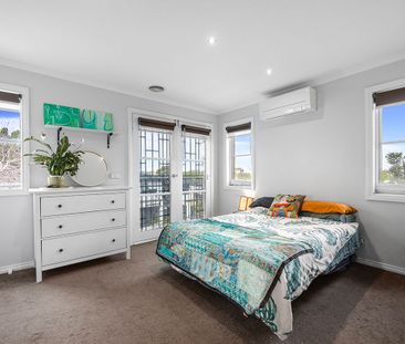 Elevated Georgian Town Home Nestled In Court Location! - Photo 5